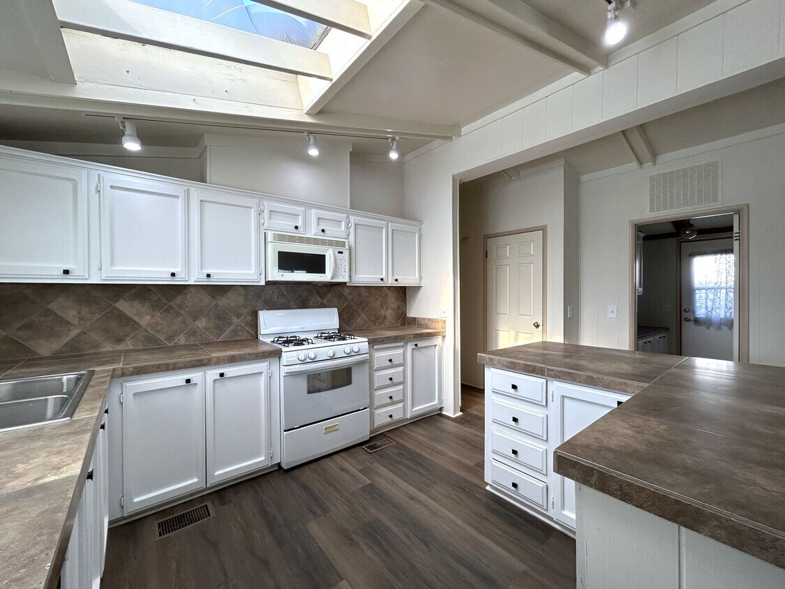 Primary Photo - AVAILABLE NOW!! 2 Bed 2 Bath Home in Thous...