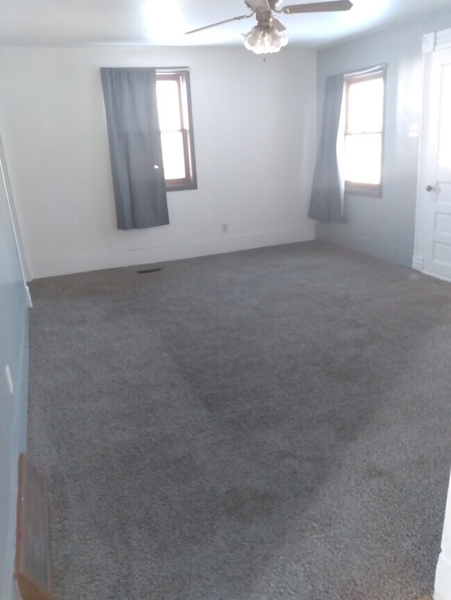 Building Photo - 303 W Plum St