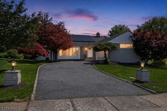 Building Photo - 32 Brantwood Pl