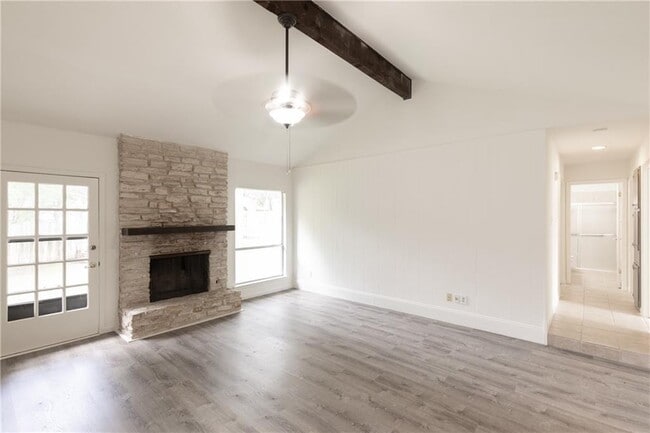 Building Photo - 925 Echo Ln