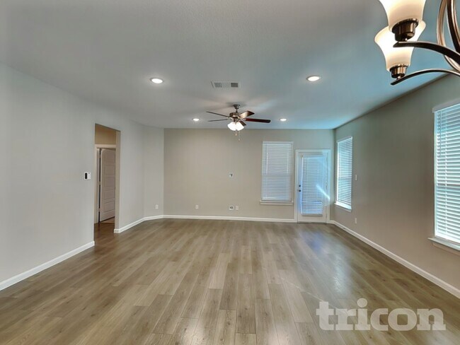 Foto del edificio - 540 Hazeltine Rd