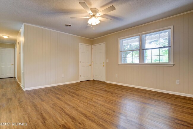 Building Photo - 402 Sausalito Dr