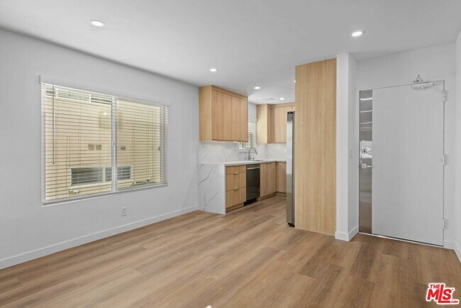 Foto del edificio - 2449 Beachwood Dr