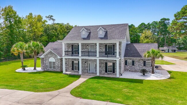 Building Photo - Peaceful and Luxury Living on 3+ Acres