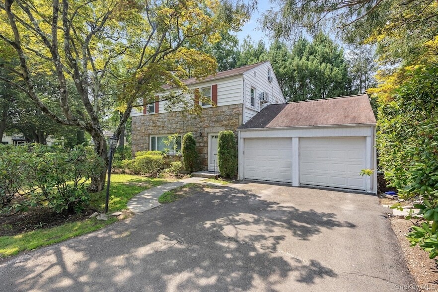 Primary Photo - 1 Blackthorn Ln