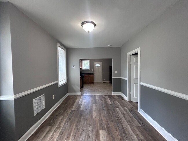 Foto del edificio - Baltimore - 4 Bedrooms and 2 baths Available!