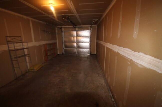 Foto del edificio - Close to COCC!  Townhouse, 2.5 Bath, W/D Hookups, Gas Fireplace, Water/Sewer Paid, Garage