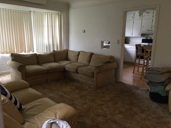 Large living room with bay window - 1606 College St