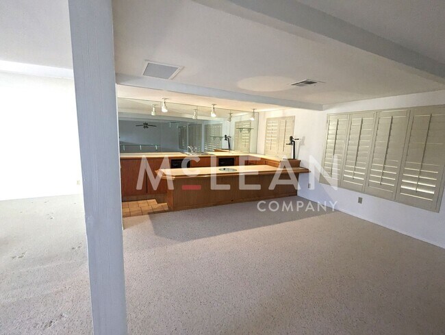 Foto del edificio - Now Available!  2737 E. Plaimor Avenue in ...