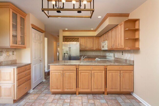 Building Photo - Enormous 4BR townhome with COUNCIL ROCK SC...