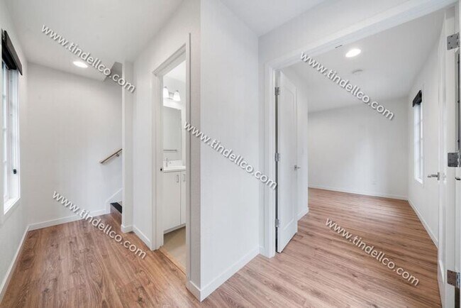 Foto del edificio - Sleek 3-Level Townhome in Hosford-Abernethy – Pet Friendly with W/S/G Included!
