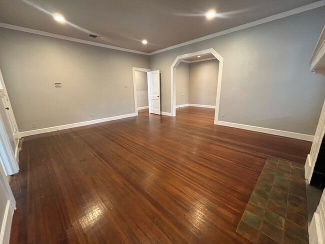 Building Photo - 4bed/2bath corner lot house in Hyde Park