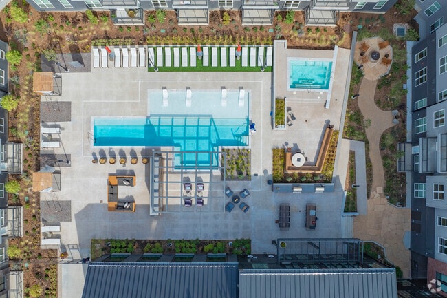 La piscina - Ironworks on Fox