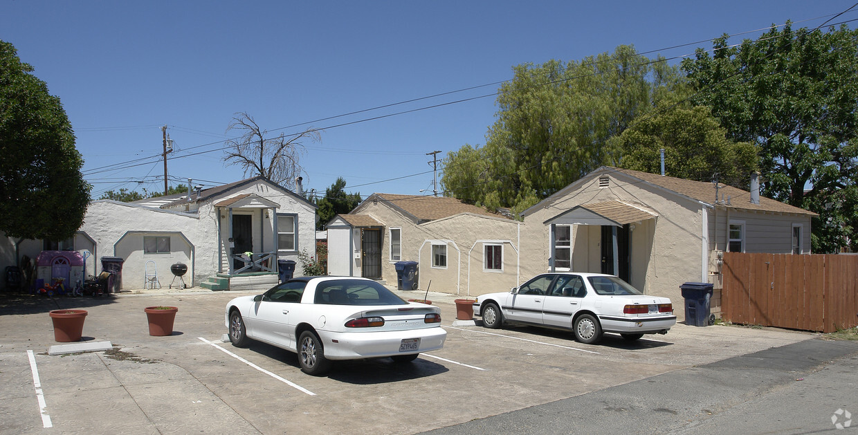 Primary Photo - 8-18 Sapone Ln