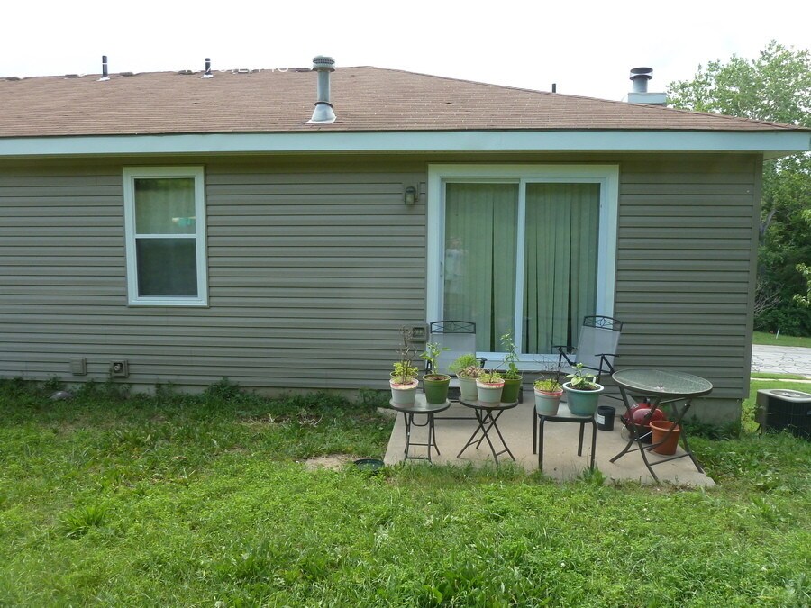 Building Photo - Merriam Duplex - Available July 16th