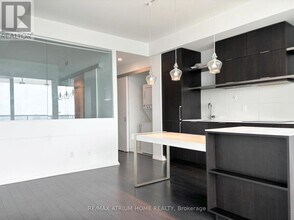 Building Photo - 197 Yonge St