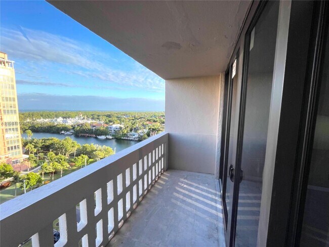 Foto del edificio - 90 Edgewater Dr