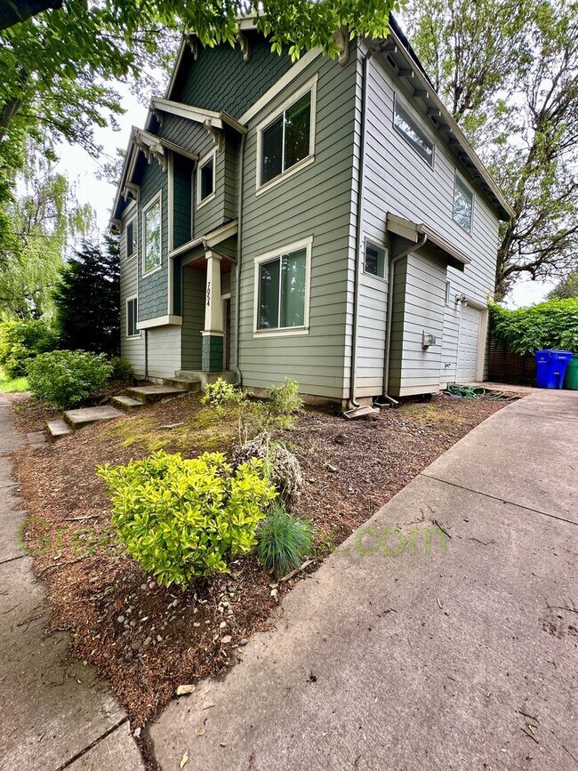 Building Photo - Beautiful Newer Built House in NE Portland