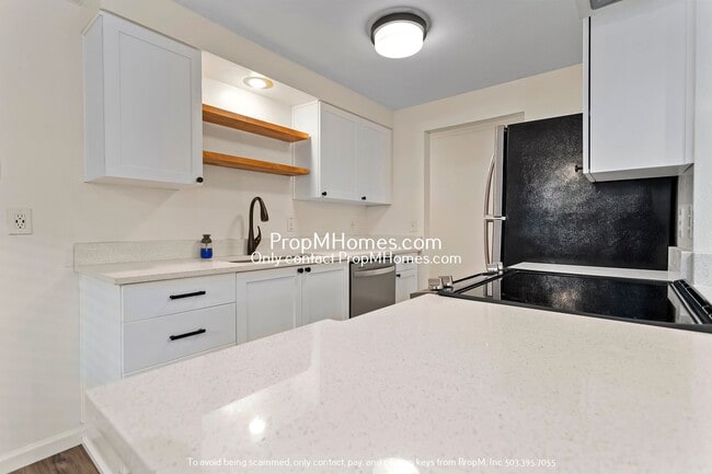 Building Photo - Wonderful Two Bedroom Condo In SE Portland...