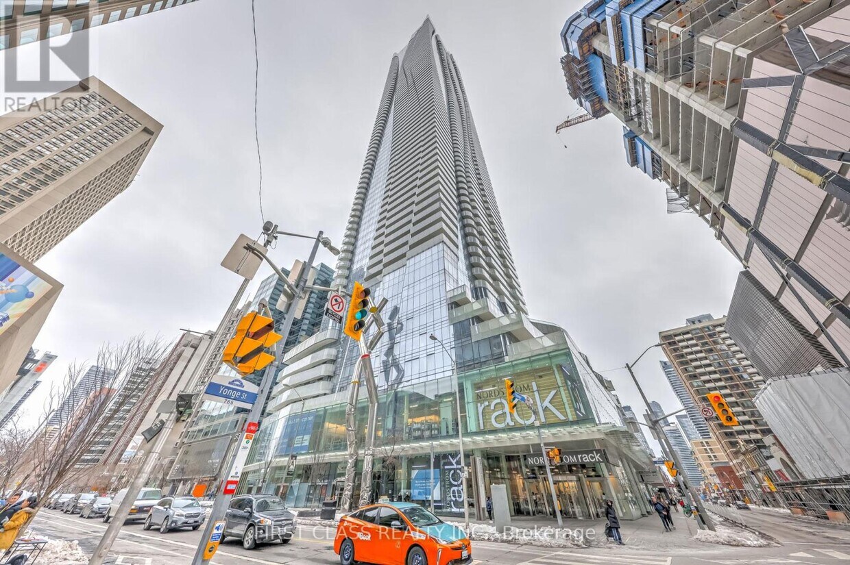 Photo principale - 1-7201 Bloor St E