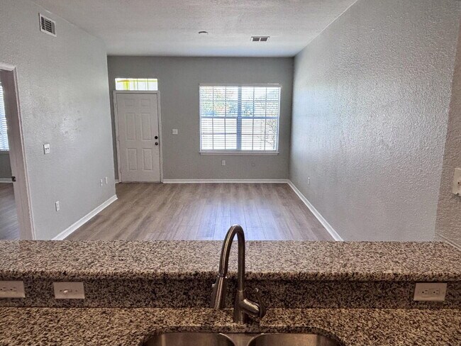 Foto del edificio - Colibri Way Townhome