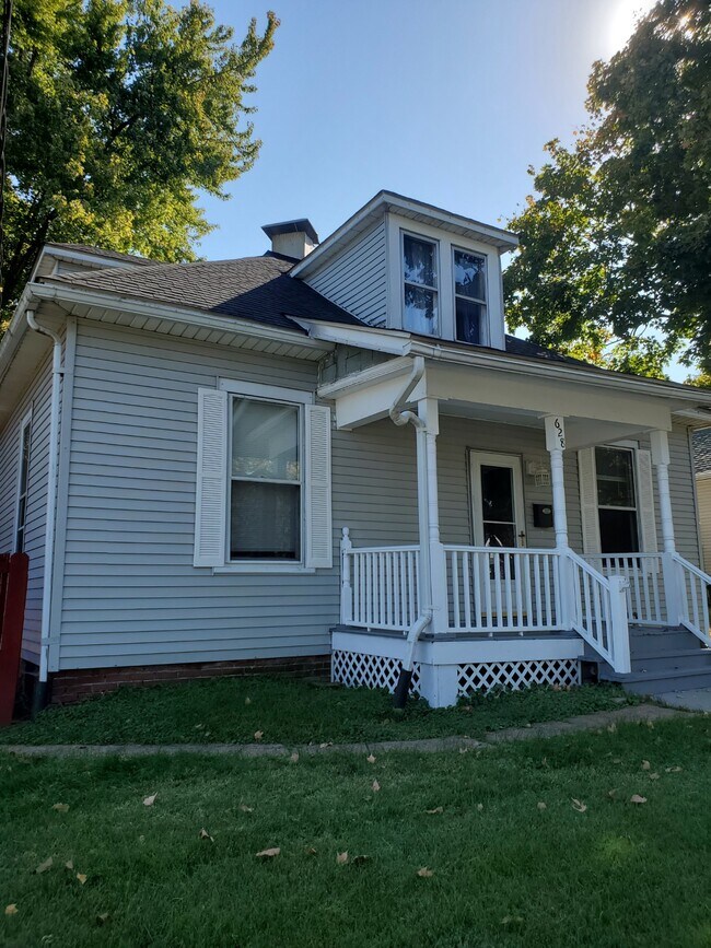 Building Photo - 628 E Main St