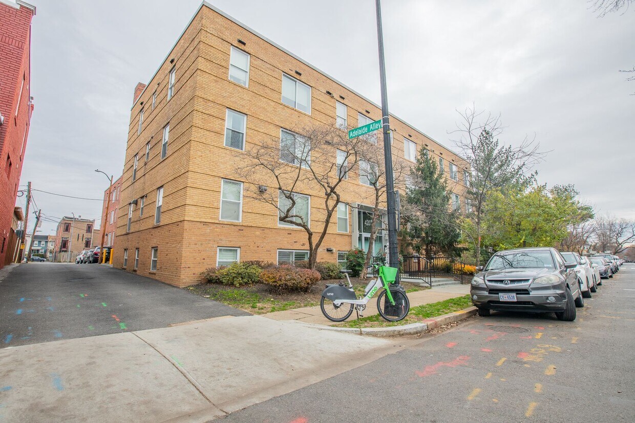 Stunning 1 BR/1 BA Condo in Barney Circle! House Rental in Washington