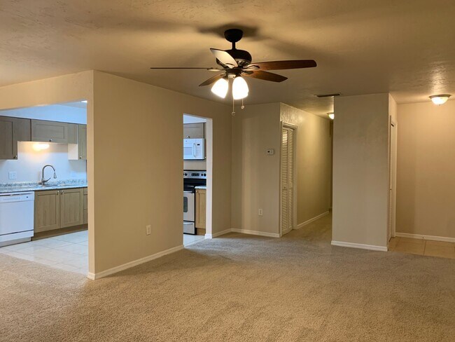 Foto del edificio - 9045 York Ln, Unit 15B