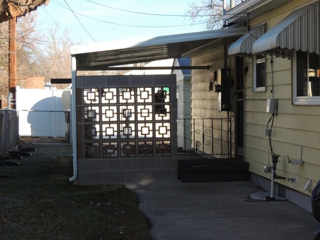 Building Photo - 736 S Huber Dr
