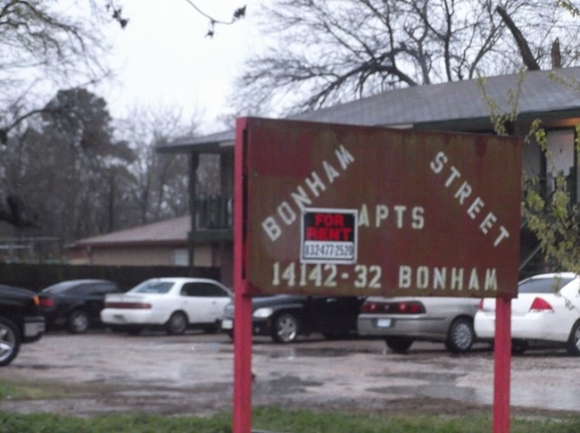 Building Photo - Oaks at Bonham Apartments