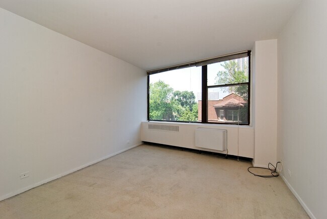 Building Photo - 555 W Cornelia Ave