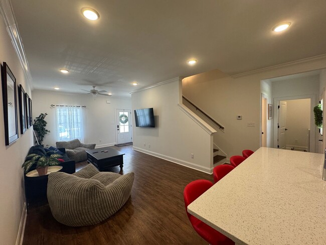 Building Photo - 3 bed 3.5 bath house in South Grove!