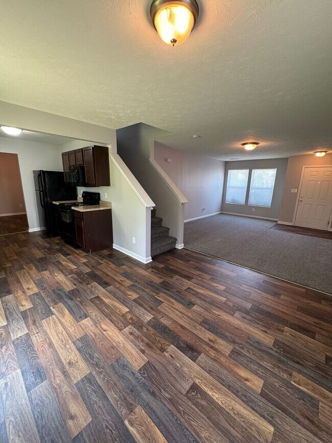 Building Photo - Columbus IN  - 3 BR home with loft