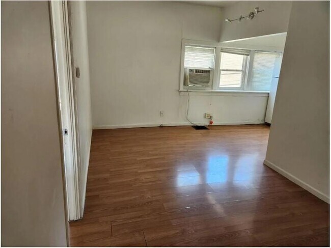 Building Photo - 4414 W Pine Blvd