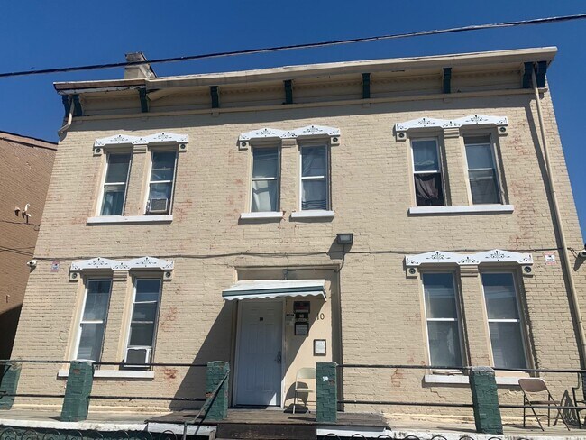 Building Photo - 10 W 10th St
