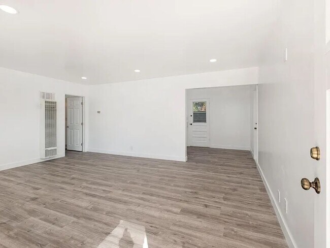 Foto del edificio - Eastside Costa Mesa Upgraded 2 bed, 1 bath