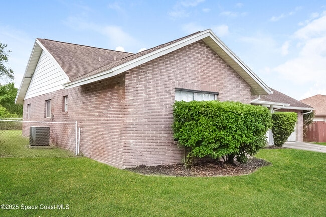 Building Photo - 1965 Meadow Ln