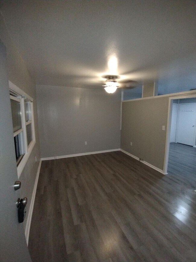 Foto del edificio - Spacious One Bedroom That Is Total Electri...