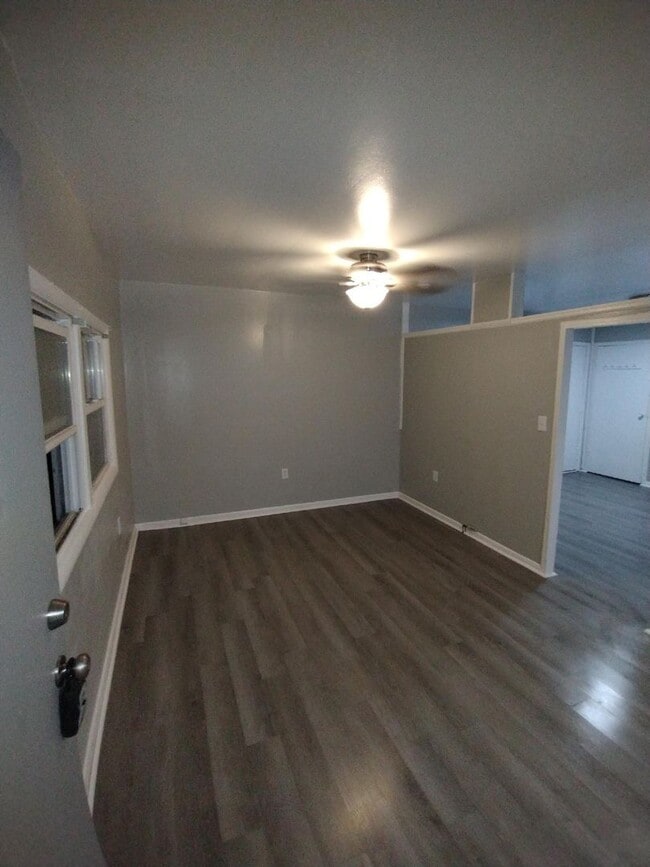 Foto del edificio - Spacious One Bedroom Triplex Near West Was...