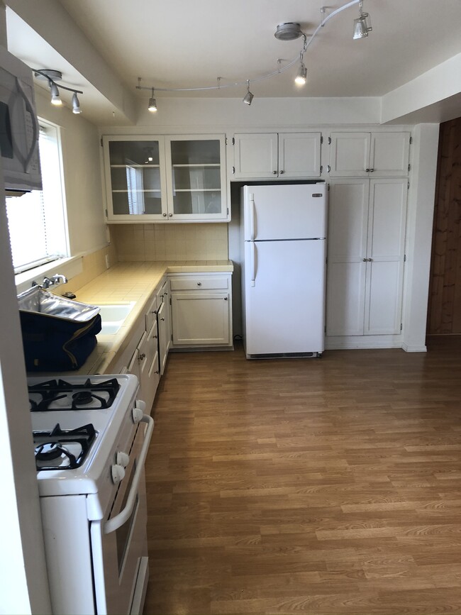 Open Kitchen with Appliances - 1115 S Meyler St