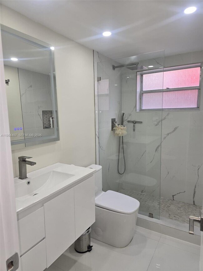 Foto del edificio - 1750 W 46th St