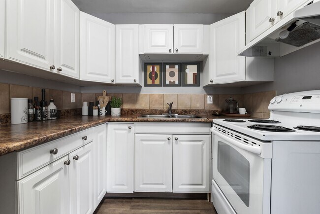 Building Photo - Deerwood Place