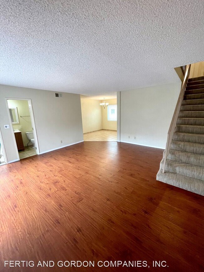 Building Photo - 2 br, 1.5 bath House - 232 S. Pine St. #B