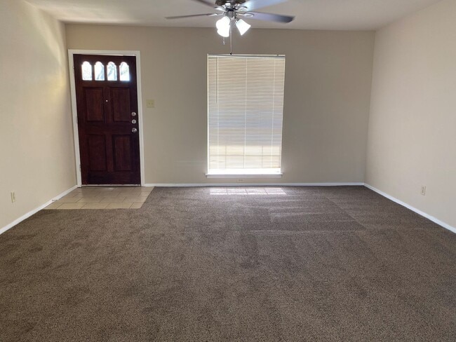 Building Photo - 1045 Vly Frg Dr