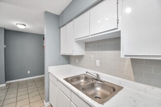 Building Photo - 5959 Bonhomme Rd