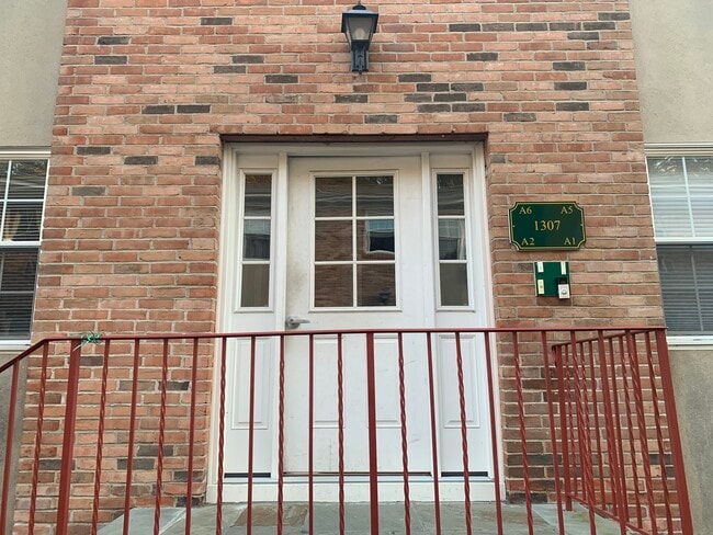 Building Photo - 1307 Hope St