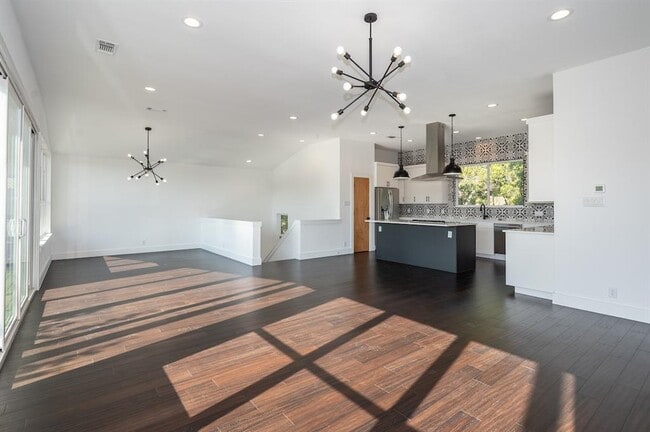 Building Photo - 2650 Crazyhorse Pass