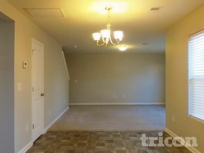 Building Photo - 117 Vermillian Dr