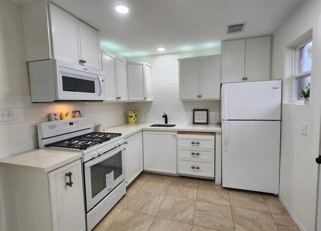 Foto del edificio - 5418 Pine Ave