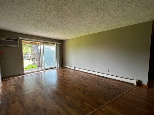 Foto del edificio - 9S020 S Frontage Rd